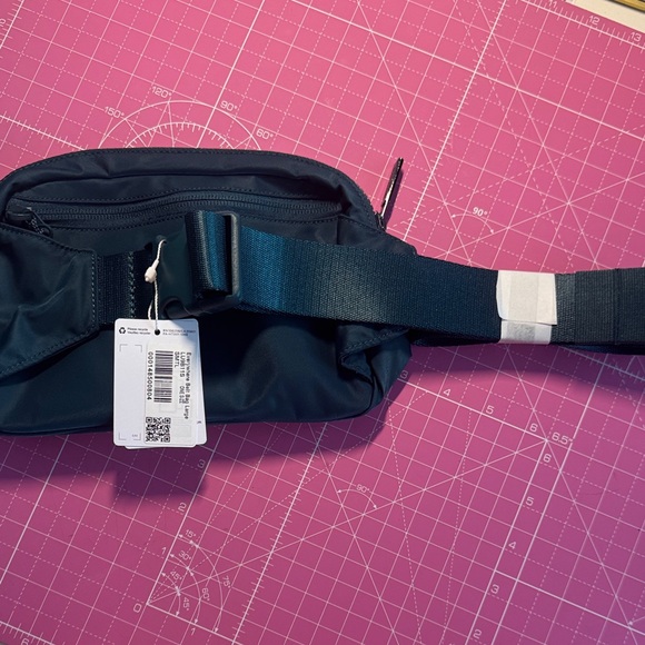 lululemon athletica Hunter Green Belt Bag - Picture 5 of 6